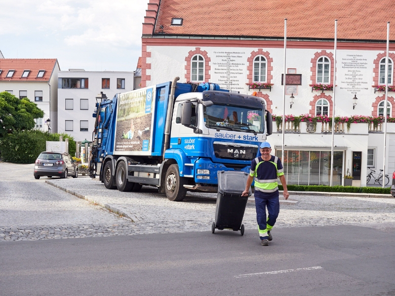 Müllentsorgung mit Fingerspitzengefuehl